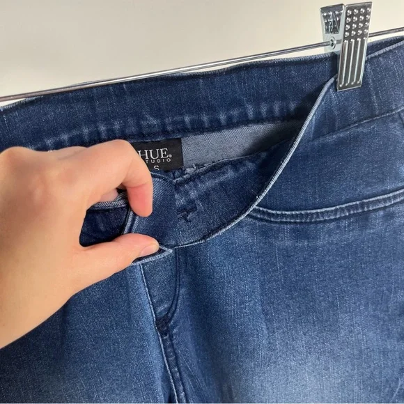 NWT Medium Wash Denim Mid-Rise Frayed Edge Leggings - Hue Studio - Picture 4 of 13